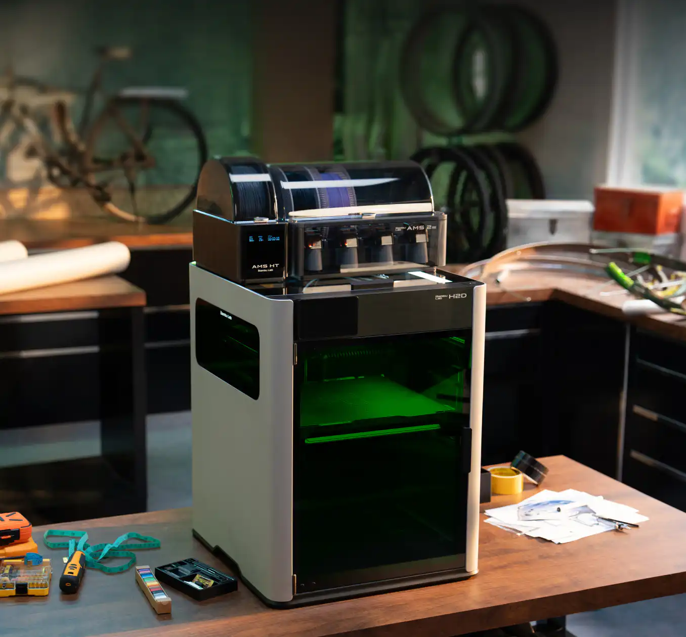 Impressora 3D Bambu Lab H2D Pro em uma bancada de trabalho